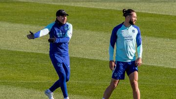 Simeone da indicaciones a Felipe en el entrenamiento del Atlético.