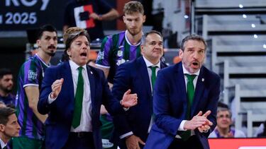 El entrenador de Unicaja Ibon Navarro (d), durante la final de la Copa de Rey de baloncesto que Real Madrid y Unicaja Málaga disputan este domingo en el Gran Canaria Arena, en Las Palmas de Gran Canaria.
