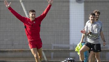 David Garc&iacute;a, durante el entrenamiento de ayer con Osasuna.