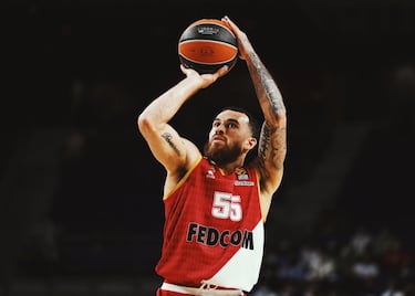 Es un clásico de Europa, sí, pero sigue teniendo la opción de la NBA a un suspiro. Y allí se le valora más que aquí, sobre todo de un tiempo a esta parte. Este ex de equipos como Panathinaikos o Baskonia tuvo en el CSKA la etapa más peliaguda de su carrera: llegaba rebotado del Milán por problemas de disciplina y en Moscú el entrenador, Dimitris Itoudis, le apartó indefinidamente del equipo al mismo tiempo que era el máximo anotador de la Euroliga, un reconocimiento que se acabó llevando por promedio. Los Nets le reclamaron hace unos meses, con los problemas físicos que estaba pasando Harden y que también afectarían a Irving al final, para mejorar las prestaciones del puesto de base, jugando en momentos importantes, pero la temporada acabó y no le renovaron. En verano ha probado con, entre otros, los Lakers, pero tampoco le salió la apuesta. El contrato con el CSKA estaba suspendido pero no acabado tras su marcha a la NBA, por lo que se volvió a activar a su vuelta. Llegó a entrenar y jugar con el equipo júnior, no se le permitía volver a la plantilla principal. Ha encontrado una salida, irse al Mónaco, pero estamos, y no por las dimensiones del país, ante un caso en el que su talento se queda pequeño en el lugar. Está en su madurez física y puede salir a la NBA en cualquier momento.  