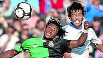 <b>GOLEADORES. </b>El racinguista Tchité y Pavón, defensa central del Zaragoza, disputan un balón por alto en un partido en el que cada uno de ellos hizo un gol para su equipo.