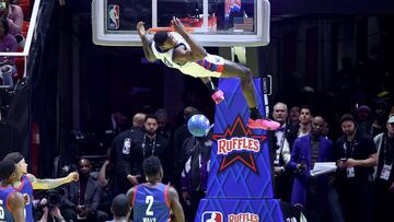 SALT LAKE CITY, UTAH - FEBRUARY 17: Football player DK Metcalf #14 of Team Dwayne dunks the ball against Team Ryan during the fourth quarter in the 2023 NBA All Star Ruffles Celebrity Game at Vivint Arena on February 17, 2023 in Salt Lake City, Utah. NOTE TO USER: User expressly acknowledges and agrees that, by downloading and or using this photograph, User is consenting to the terms and conditions of the Getty Images License Agreement.   Tim Nwachukwu/Getty Images/AFP (Photo by Tim Nwachukwu / GETTY IMAGES NORTH AMERICA / Getty Images via AFP)