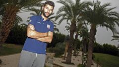 Fernando Gaviria posa en una entrevista para AS durante la pretemporada del UAE Emirates en Alicante.