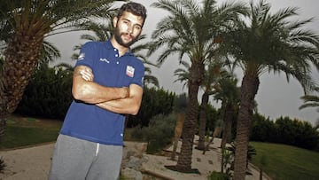 Fernando Gaviria posa en una entrevista para AS durante la pretemporada del UAE Emirates en Alicante.