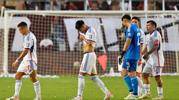 Los jugadores de la seleccion chilena se lamentan tras el gol de Venezuela durante el partido de clasificación al Mundial 2026 disputado en el estadio Monumental de Maturin, Venezuela.