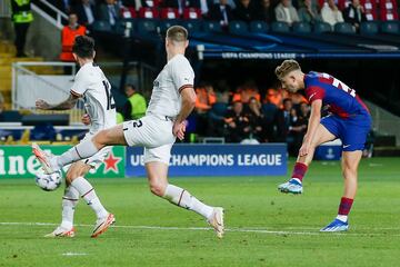 El canterano del Barcelona hace un buen recorte en la frontal y luego dispara con fuerza al palo derecho a la altura de la escuadra, metiéndose el balón en la portería. Segundo del Barcelona.