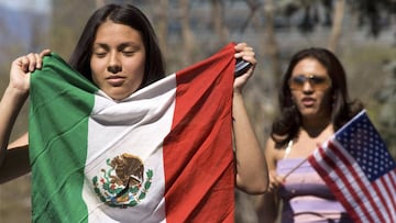 DENVER - 19 DE ABRIL: Daisy Gonzales, de 14 a&ntilde;os, (izq.) Muestra una bandera mexicana durante una manifestaci&oacute;n de unos 3.000 estudiantes de secundaria y preparatoria que abandonaron la escuela el 19 de abril de 2006 en Denver, Colorado.