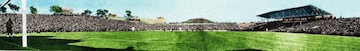 El primer campo de juego que us¨® el Athletic de Madrid se encontraba detr¨¢s de las tapias de El Retiro de Madrid, en la ronda de Vallecas, lo que es hoy la calle de Men¨¦ndez Pelayo. El 2 de mayo de 1903 el equipo jug¨® su primer partido ante sus veinticuatro socios. La vestimenta era igual que su equipo matriz, camisa mitad blanca y mitad azul hasta que el 9 de enero de 1910 se estren¨® la primera camiseta rojiblanca proveniente de Inglaterra, presumiblemente del Southampton Football Club ingl¨¦s, club que manten¨ªa muy buenas relaciones en la ¨¦poca con el Athletic Club bilbaino en el que recal¨® incluso alg¨²n jugador.