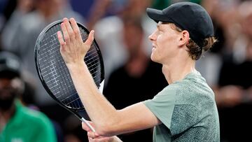 Jannik Sinner celebra su triunfo ante Novak Djokovic en el Shanghai Masters.