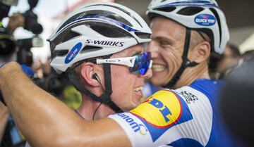 Marcel Kittel celebra la victoria con uno de sus compa?eros del Quick Step