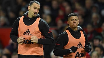 Los jugadores del Manchester United, Zlatan Ibrahimovic y Marcos Rojo, durante un partido.