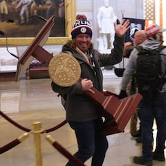 Arrestado uno de los asaltantes al Capitolio que se llevó el atril de Nancy Pelosi