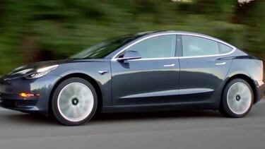 Tesla patenta un sistema que pone los intermitentes inteligentes