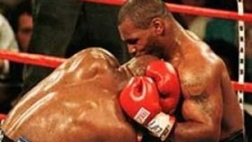 <b>EL FAMOSO BOCADO.</B> Mike Tyson muerde en la oreja a Evander Holyfield durante un combate de boxeo por el Campeonato del Mundo de los pesados.