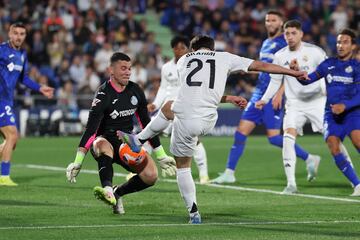 0-1. Contragolpe blanco comandado por Vinicius que finaliza Brahim D¨ªaz. Pero en el rechace, el bal¨®n le llega a Arda G¨¹ler en al borde del ¨¢rea y saca un latigazo con la derecha para superar a David Soria.