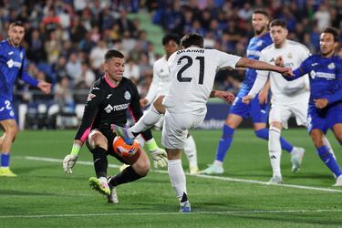 0-1. Contragolpe blanco comandado por Vinicius que finaliza Brahim Díaz. Pero en el rechace, el balón le llega a Arda Güler en al borde del área y saca un latigazo con la derecha para superar a David Soria.