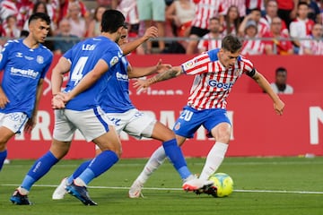 GRAF195. GIRONA, 11/06/2022.- El centrocampista del Girona Pol Lozano (d), durante el partido de ida de la final de ascenso a LaLiga Santander entre el Girona y Tenerife, en el Estadio de Montilivi. EFE/David Borrat
