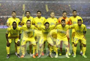 Once de Las Palmas. De pie: David García, Valerón, Aythami, Dani Castellano, Javi Varas y Willian José. Agachados: Wakaso, Roque Mesa, David Simón, Tana y Jonathan Viera.