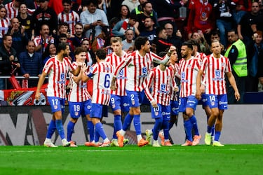 Los jugadores rojiblancos celebran el 1-0 de Julián Álvarez. 