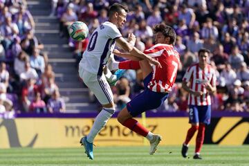 El jugador del Valladolid Oscar Plano pugna un balón con el jugador del Atlético de Madrid, João Félix. 