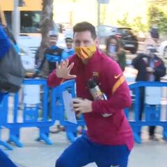 Messi y Jordi Alba, los más aclamados en la llegada del Barça a Madrid