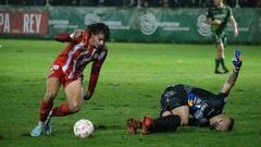 O CARBALLIÑO (OURENSE), 13/11/2022.- El jugador del Almería, Guilherme Borges (i), lucha el balón ante el portero del Arenteiro durante el encuentro correspondiente a la primera fase de la Copa del Rey disputado hoy domingo en el estadio O Espiñedo, en O Carballiño. EFE/ Brais Lorenzo
