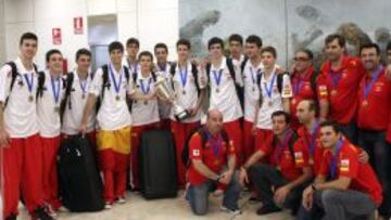 CAMPEONES. Jugadores y cuerpo t&eacute;cnico, a su llegada a Madrid.