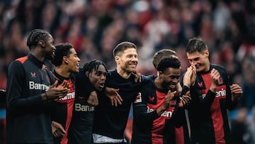 Xabi Alonso, entrenador del Bayer 04 Leverkusen, celebra con sus jugadores la victoria.