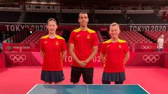 Los palistas españoles María Xiao, Álvaro Robles y Galia Dvorak en el Gimnasio Metropolitano de Tokio.