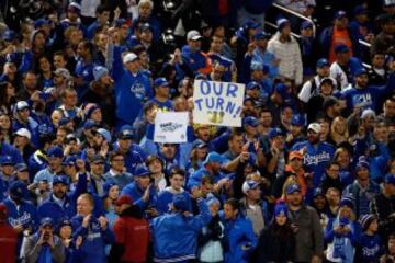 No podía faltar la celebración de los aficionados de los Royals.