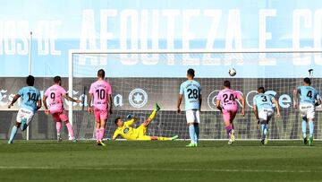 VIGO (PONTEVEDRA), 13/08/2022.- El delantero del Espanyol Joselu (2i) marca gol de penalti ante el Celta en el partido de la primera jornada de Liga celebrado en el estadio Balaídos de Vigo. EFE/Salvador Sas
