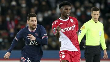 Aurelien Tchouameni de M¨®naco, Lionel Messi de PSG (izquierda) durante el campeonato franc¨¦s de la Ligue 1, partido de f¨²tbol entre Paris Saint-Germain (PSG) y AS Monaco (ASM) el 12 de diciembre de 2021 en el estadio Parc des Princes en Par¨ªs, Francia.