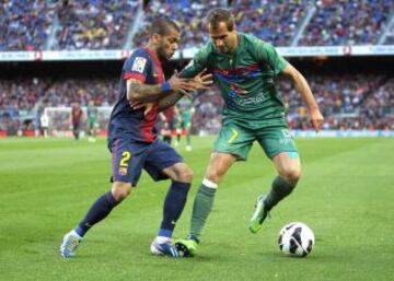 Barkero protege el balón ante Daniel Alves.