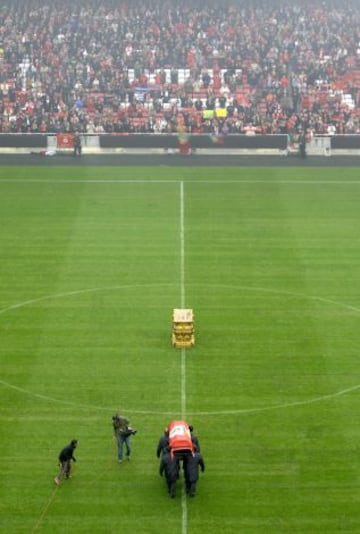 Cariñosa despedida a Eusebio de los seguidores en el Estadio de La Luz.