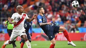 Lucas se adelanta a Carrillo durante el Francia-Perú.