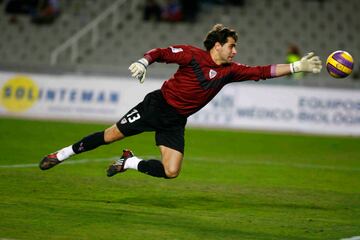 Se formó en las categorías inferiores del Athletic, debutó con el primer equipo en 2001, pero no sería hasta la temporada 2002-03 cuando se convertiría titular en la portería de los leones. Permaneció en el club con altibajos hasta la temporada 2007-08.