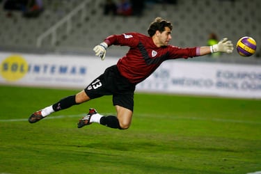 Se formó en las categorías inferiores del Athletic, debutó con el primer equipo en 2001, pero no sería hasta la temporada 2002-03 cuando se convertiría titular en la portería de los leones. Permaneció en el club con altibajos hasta la temporada 2007-08.