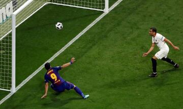 Suárez turns home Coutinho's pass to put Barcelona ahead at the Wanda Metropolitano.