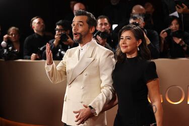 Wagner Moura y Germaine posa en la alfombra roja de los Globos de Oro.