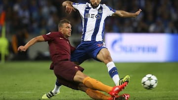 Dzeko disputa un bal&oacute;n ante un jugador del Oporto. 