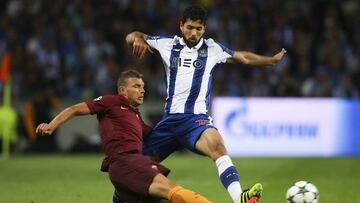 Dzeko disputa un bal&oacute;n ante un jugador del Oporto. 