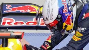 MIMOS AL TORO. Sebastian Vettel acarició el lomo del toro pintado sobre su monoplaza nada más bajarse del coche.