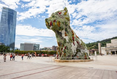 La icónica escultura "Puppy" es una de las piezas de arte público más famosas del mundo. Koons concibió la pieza como un monumento a lo sentimental, buscando representar la "confianza y la seguridad". La obra mezcla la tradición del arte topiario de los jardines formales europeos del siglo XVIII con imágenes de la cultura popular (como un cachorro adorable).