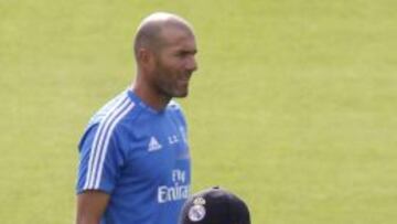 Carlo Ancelotti, junto a su ayudante, Zinedine Zidane durante el entrenamiento.