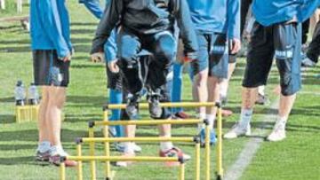 <b>UNO MÁS. </b>Juan Iribarren explica al plantel el ejercicio físico previsto.