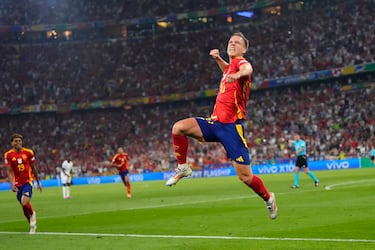 Tras una gran acción de Dani Olmo en el área, finalizó con un disparo cruzado que desvía Koundé dentro de su propia portería. Dos goles en cuantro minutos ponen a La Roja por delante en el marcador.