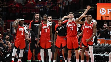 Los jugadores de Houston Rockets celebran la victoria ante Utah Jazz y la clasificación para los playoffs.