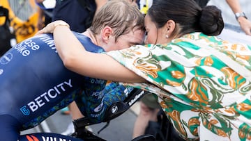 El ciclista Jonas Vingegaard, junto a su esposa Trine tras la crono final del Tour de Francia 2024 en Niza.