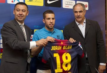 Jordi Alba junto a Bartomeu y Zubizarreta.