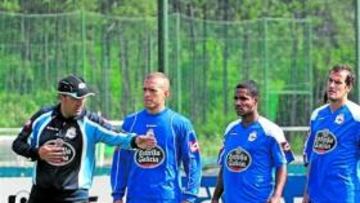 <b>INTENSO. </b>Lotina ha estado durante toda la semana muy encima de sus jugadores para preparar el partido del sábado ante el Madrid.